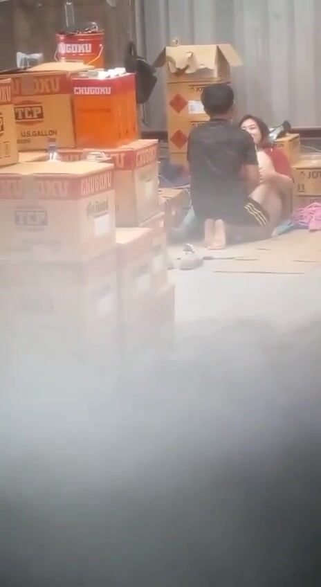 Quay lén chị chủ địt cùng trai trong kho dâm đãng báo luôn cho ông chủ phần 1